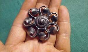 Broche prendedor de peltre diseño patrón remolino EF Eric Fransson firmado artesanalmente Suecia - Imagen 1 de 5