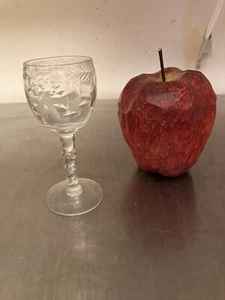 Set of 4 Small Etched Crystal Liqour Glasses - Bx - Picture 1 of 3