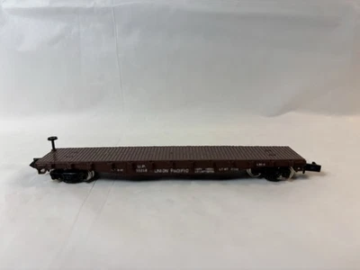 N Scale Con-Cor Union Pacific 50’ Fishbelly Side Flat Car - Image 1 of 4