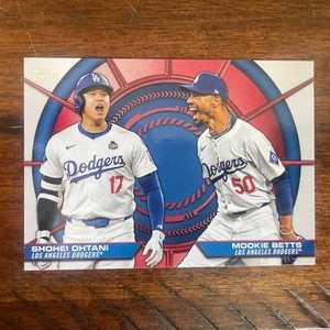 2025 Topps Series 2 #DD-2 Mookie Betts / Shohei Ohtani Dynamic Duos - Foto 1 di 2