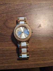 RELOJ FAUX GOLD & DIAMONDS POR METÁFORA, CONDICIÓN USADA, ALGO DE DESGASTE EN LA BANDA, RUNNI - Imagen 1 de 8