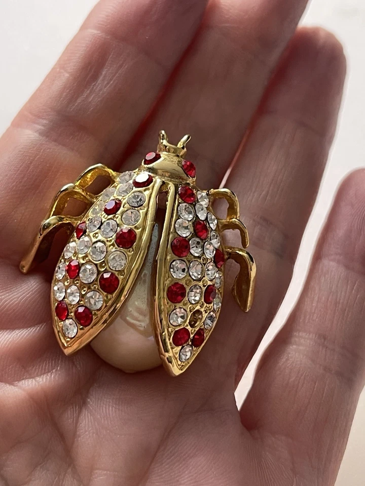 Broche Escarabajo Estilo Vintage Tono Dorado Estrás Cristal Rojo Insecto Pin Perla Imitación Foto 1 de 4