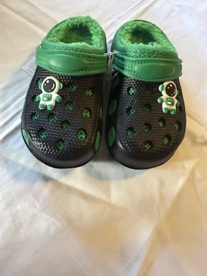 Un hermoso cocodrilo negro y verde Foto 1 de 2