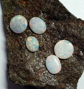 5 OPAL SOLIDS - VARIOUS COLOURS - ROUND/OVAL SHAPED - Total weight 3.23cts - Picture 1 of 6