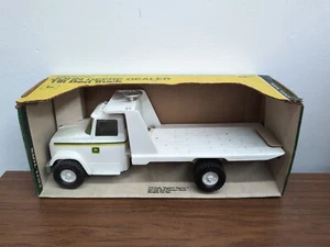 Ertl Farm Toy JOHN DEERE DEALER TILT BED TRUCK WITH BOX - Picture 1 of 5