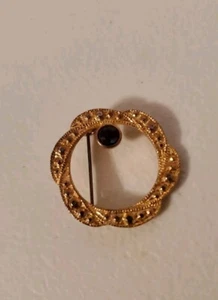 Vintage Gold Tone Circle Red Garnet Flower Brooch Pin Hammered Textured Round - Picture 1 of 4