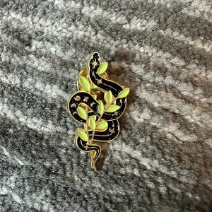 Taylor Swift Inspired Reputation Enamel Pin Black Snake On Branch With Leaves - Picture 1 of 5