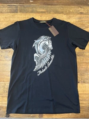 CAMISETA NUEVA CON ETIQUETAS ROBERTO CAVALLI NEGRA PEGASO CABALLO ESTAMPADO CUELLO REDONDO TALLA XL $290 Foto 1 de 4