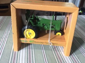 1986 ERTL John Deere Model A 40th Anniversary Commemorative Tractor #557-1:16 - Picture 1 of 6