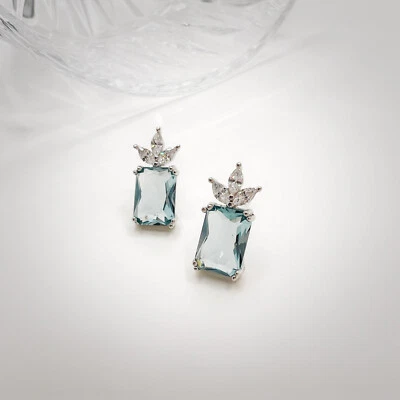 Pendientes diarios vintage delicados de topacio azul de plata de ley 925 con poste de garra Foto 1 de 4