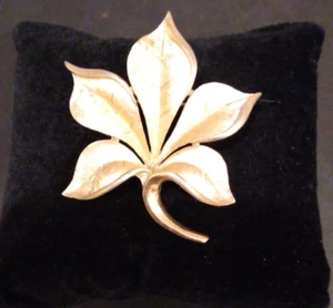 Vintage Trifari Brushed Gold Tone Leaf Brooch Signed Costume Jewelry - Picture 1 of 4