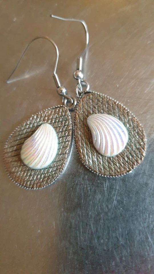 Tropfenförmiger Ohrhänger, silberner Rohling Muschel Auf Fimo. Handarbeit  - Bild 1 von 1