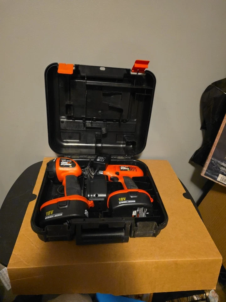 Taladro Black & Decker 14,4 voltios, linterna, 2 baterías y 2 cargadores todo funcionando Foto 1 de 4