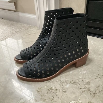 Botín Loeffler Randall lone negro corte láser perforado punta abierta, talla 5,5 Foto 1 de 4
