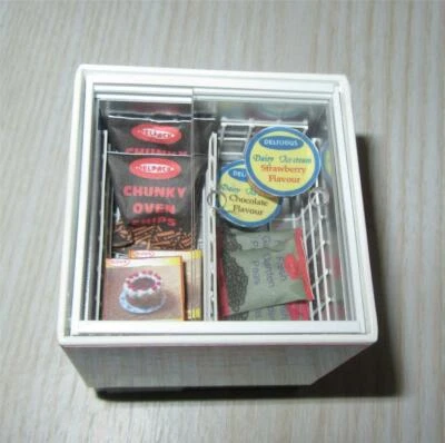 МИНИАТЮРНЫЙ КУКОЛЬНЫЙ ДОМИК МАСШТАБ 1:12 ДЕКОРИРОВАННЫЙ ШКАФ ДЛЯ ЗАМОРОЖЕННЫХ ПРОДУКТОВ - CH6 - Изображение 1 из 4