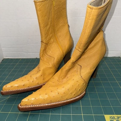 Botines Crema Pluma Completa Cuero Avestruz Punta Punta Tacón Mujer Talla 6 Foto 1 de 4