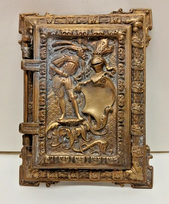 Álbum de fotos en relieve "Caballero y escudo" de latón vintage hecho por Polaroid Foto 1 de 4