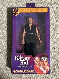 NECA SHOW EXCLUSIVE The Karate Kid John Kreese Actionfigur Neu Cobra Kai 2019 - Bild 1 von 6