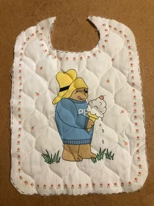 VINTAGE 1987 BABY LÄTZCHEN PADDINGTON BÄR GESTEPPT EINSATZ JEDES LÄTZCHEN 13 X 9,5 KLEINKIND KIND - Bild 1 von 5