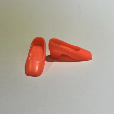 Zapatos de tacón de punta cuadrada naranja talla muñeca Barbie vintage hechos en Taiwán años 60/70’s Foto 1 de 4