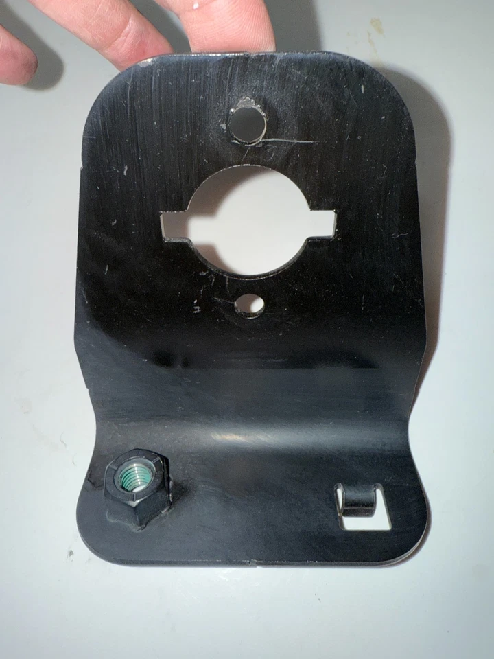 Soporte de lámpara de luz trasera derecha o izquierda para cabina y chasis Dodge Ram 5500 2012-2018 OEM Foto 1 de 4