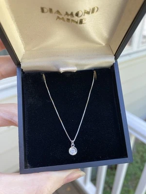 Collar de cadena de caja de oro blanco de 18" 10K con bisel de oro de 14K conjunto de diamantes, 1,2 g Foto 1 de 4