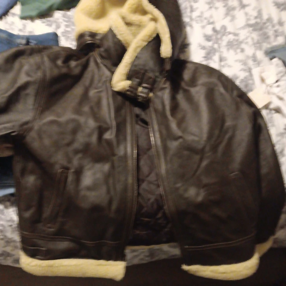 Chaqueta de aviador bombardero de cuero Wilson con capucha Sherpa para hombre talla L reversible Foto 1 de 3