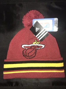 Jungen Größe 8-20 Miami Heat Bommel Top Manschetten Beanie Strick NBA authentisch Neu mit Etikett Adidas - Bild 1 von 5