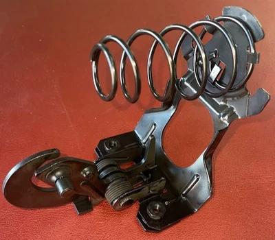 Captura de seguridad para capó Mercedes-Benz - 202-880-04-64 - para C220, C280, C230 y más Foto 1 de 4