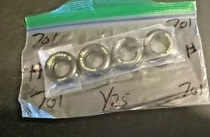 Vier (4) schöne beschriftete Slick-Reifen in einer versiegelten Tüte Maßstab 1:25 Paket # 701 - Bild 1 von 2