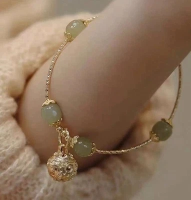 Pulsera de cuentas de jade verde, cadena de oro con colgante de campana ornamentado Foto 1 de 3