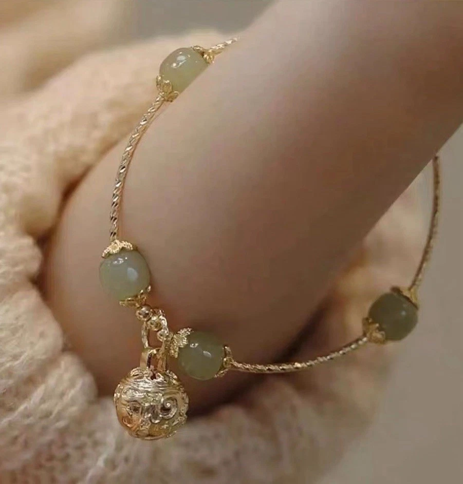 Pulsera de cuentas de jade verde, cadena de oro con colgante de campana ornamentado Foto 1 de 3