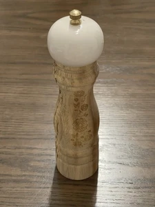 Pioneer Woman Pepper Grinder Mill Cream Carved Acacia Wood Farmhouse NEW - Picture 1 of 7