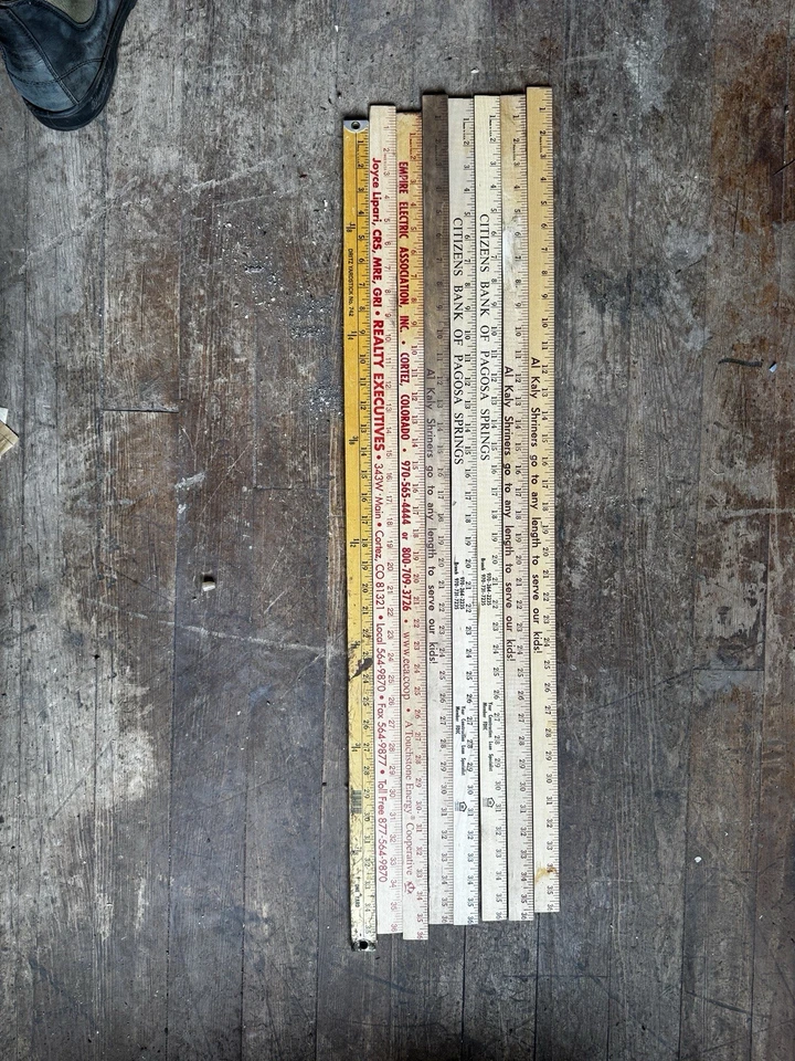 Una colección de patines publicitarios de madera vintage. Foto 1 de 1