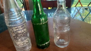 5 bottiglie di soda antiche vintage-Verde-Duraglas, Rugiada e 76'; Trasparente-Noleggi, Schiacciamento, - Foto 1 di 15
