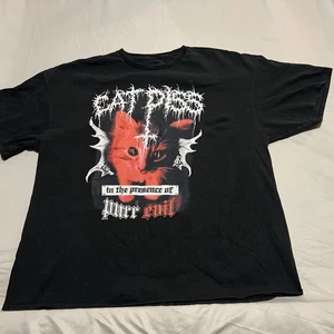 Camiseta Gráfica Teen Hearts Cat Piss T “In The Presence Of Purr Evil” Envío Gratis - Imagen 1 de 5
