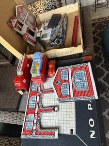 De Luxe Vigili del Fuoco Stazione Motore Casa Giocattolo Vintage Raro Da Collezione 18"x14 - Foto 1 di 8