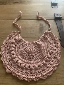 Babero Bebe Hecho A Mano Crochet Ganchillo Rosa Polvo - Imagen 1 de 3