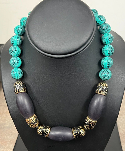 Collana Balenciaga nera blu e oro 17 1 2 pollici