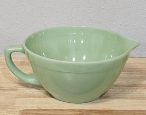 VINTAGE FIRE KING JADEITE BATTER MIXING BOWL POUR SPOUT HANDLE 7.5” DIA - Picture 1 of 9