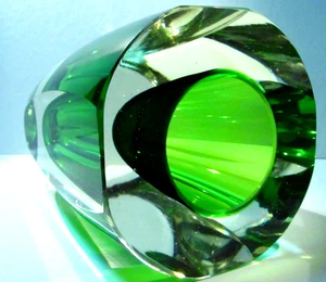 Jarrón grueso y pesado verde esmeralda estilo Badash bloque de cristal de vidrio - Imagen 1 de 6
