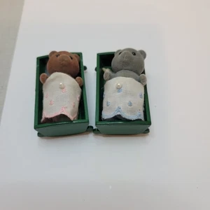 Osos bebé grises y marrones Calico Critters Sylvanian Families en cunas Maple Town - Imagen 1 de 7
