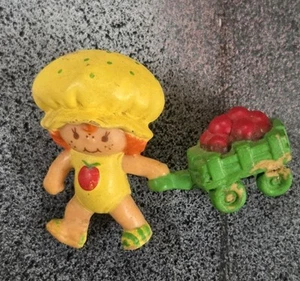 1982 Vintage Strawberry Shortcake Apple Dumplin Pulling Wagon PVC Mini Figure - Picture 1 of 3