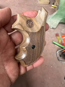 SMITH WESSON J S&W WALNUT WOOD GRIPS . J FRAME ROUND CHECKERED DESING - Picture 1 of 5
