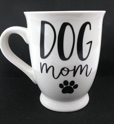 Taza de café Mud Pie "Dog Mom" blanca 8 oz con mango ancho letras negras y pata Foto 1 de 4