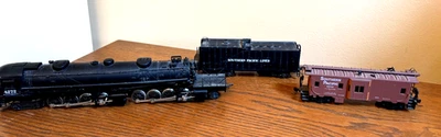 HO Southern Pacific Model Train Lot: Rivarossi Cab Forward Steam Locomotive + 2 - Image 1 of 4