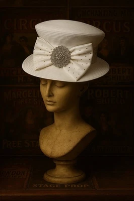 Whitall & Shon Blanco Ala Ancha Sombrero Arco Cristal Disfraz Vintage Bruja Glamour Foto 1 de 4