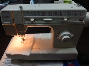 Singer 5050 Sewing Machine 50 Stitch Functions (PreOwned)*** - Picture 1 of 21