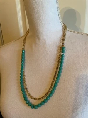 Collar de 25" con cuentas de color turquesa y cadenas de color dorado susurros de temporada Foto 1 de 4