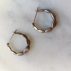 Pendientes de aro Huggy de plata esterlina vintage años 70 Huggies retro Estate 925 - Imagen 1 de 6